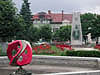 A ftren a park kzepn Szent Mikls pspk szobra, eltrben szkkttal.